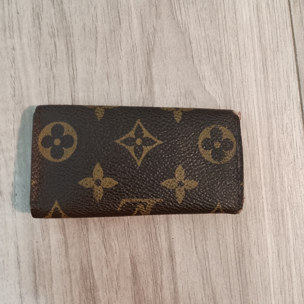 LOUIS VUITTON Monogram Multicles 4 Key Case - Picture 2 of 10